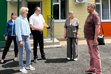 Юрий Цымбалюк проверил ход работ на социально значимых объектах Новосергиевки